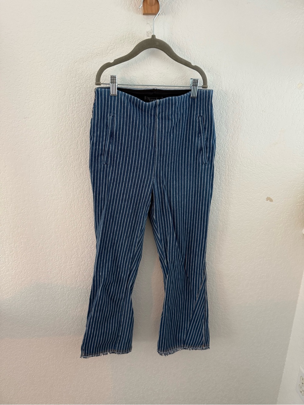 Lysse Blue Pinstripe Capris